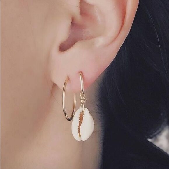 Seashell cowrie huggies - Picture 2 of 3